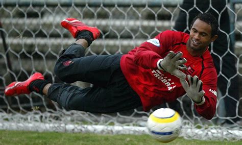 Mulher de goleiro Bruno desabafa em rede social:。